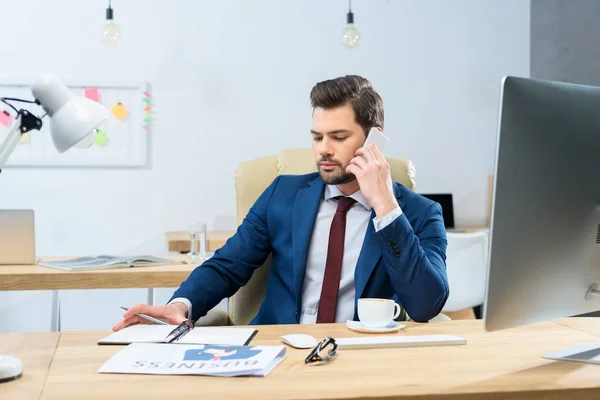 Fokuserade Affärsman Talar Smartphone Office — Stockfoto