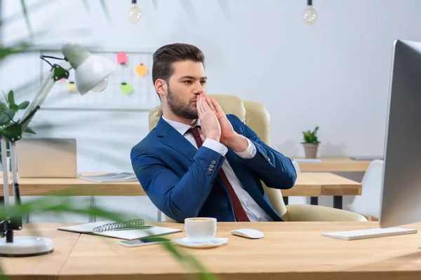 Biznesmen Patrząc Komputer Pokazuje Gest Nadziei — Zdjęcie stockowe