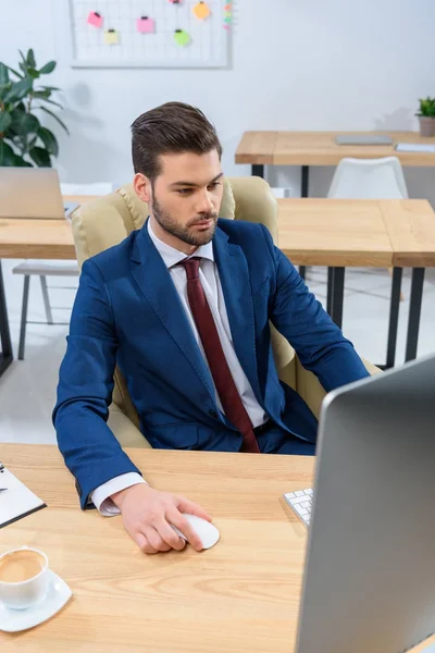 Homem Negócios Bonito Usando Computador Trabalho — Fotografia de Stock