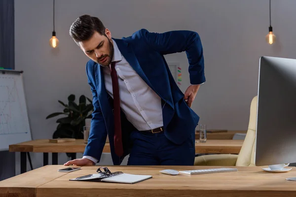 Joven Hombre Negocios Traje Teniendo Dolor Espalda —  Fotos de Stock