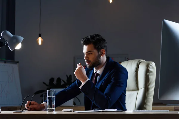 Pensativo Hombre Negocios Sentado Mesa Trabajo Por Noche — Foto de Stock