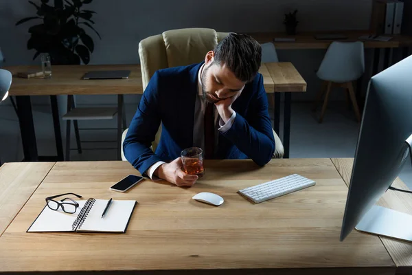 Κουρασμένος Επιχειρηματίας Μεθυσμένος Που Κάθεται Ποτήρι Ουίσκι Στο Γραφείο — Φωτογραφία Αρχείου