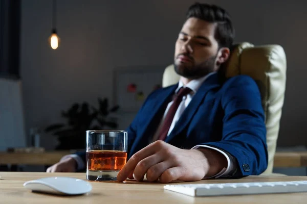 Unavený Podnikatel Sedí Křesle Při Pohledu Sklenku Whisky — Stock fotografie