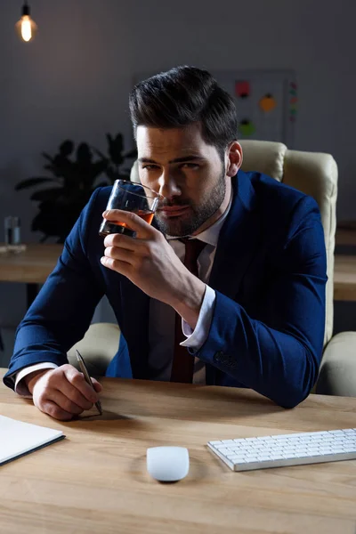 Hombre Negocios Bebiendo Whisky Mirando Cámara — Foto de Stock