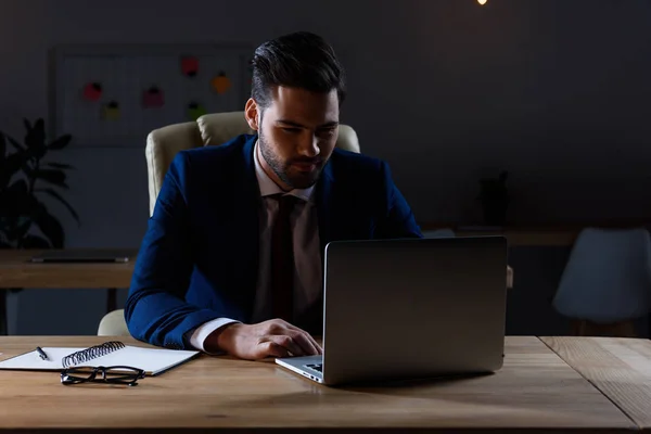 Homem Negócios Bonito Trabalhando Laptop Escritório Escuro — Fotografia de Stock