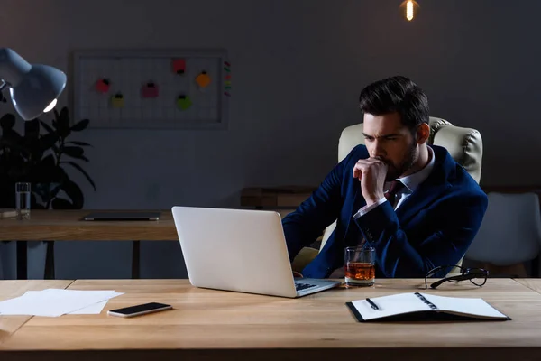 Pensive Businessman Sitting Dark Office Looking Laptop — Stock Photo, Image