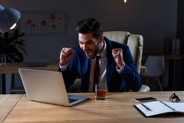 Glücklicher Und Überraschter Geschäftsmann Schaut Auf Laptop Und Zeigt Geste — Stockfoto