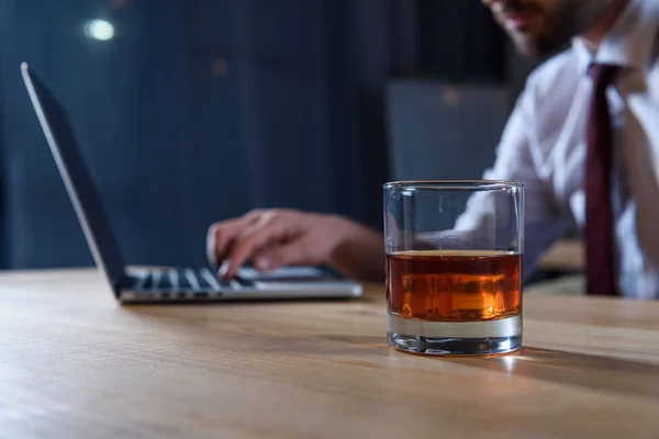 Beskuren Bild Affärsman Som Arbetar Laptop Med Glas Whiskey Förgrunden — Stockfoto