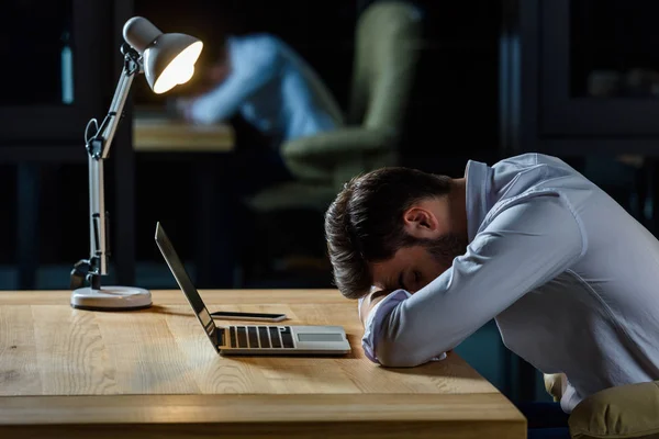 Fáradt Üzletember Alszik Asztalnál Laptop Oldalnézete — Stock Fotó