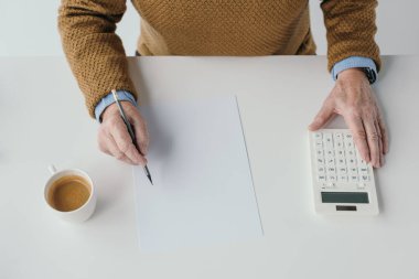 Boş kağıda yazı ve hesap makinesini kullanarak komuta sizde yakından görmek 