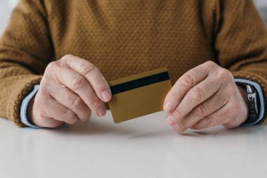 Komuta sizde kredi kartı tutan görünümünü yakın çekim