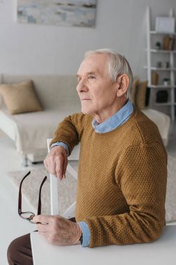 Tarafından ışık Oda masasında oturan üst düzey düşünceli adam