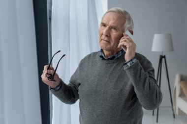 Telefon görüşmesi kıdemli kendine güvenen adam 