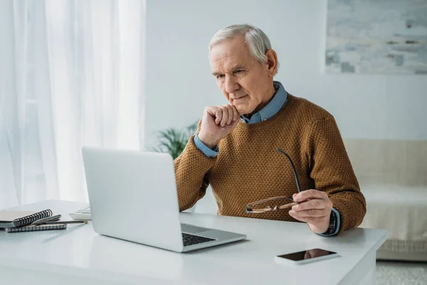 Uomo Anziano Fiducioso Che Lavora Sul Computer Portatile — Foto Stock