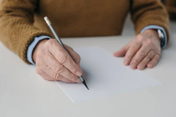 Visão Perto Homem Sênior Escrevendo Papel Branco — Fotografia de Stock