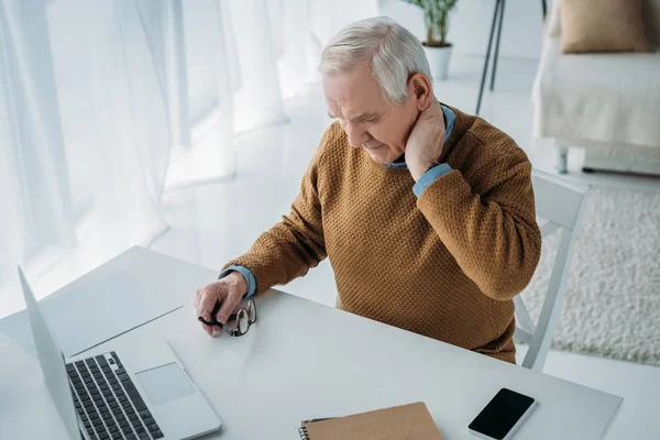 Homme Âgé Travaillant Bureau Souffrant Douleurs Cou — Photo