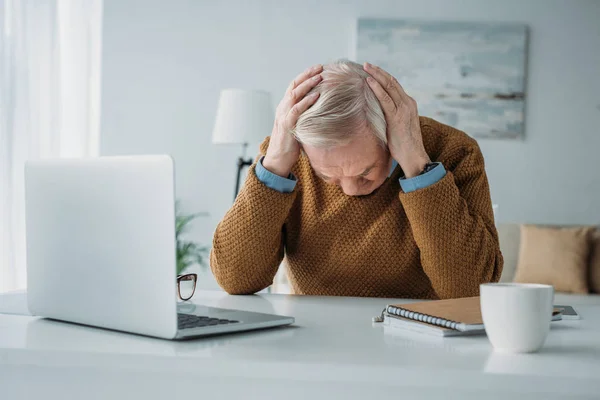 Starší Muž Pracuje Kanceláři Trpí Bolestí Hlavy — Stock fotografie