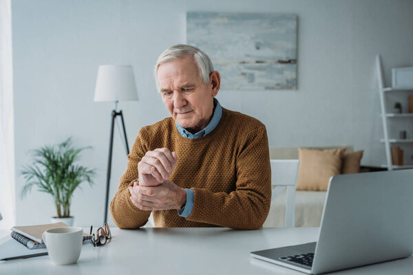 Старший работает над ноутбуком и проверяет пульс
