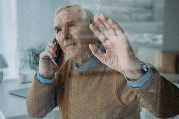 Detrás Vista Cristal Del Hombre Mayor Haciendo Una Llamada Telefónica — Foto de Stock