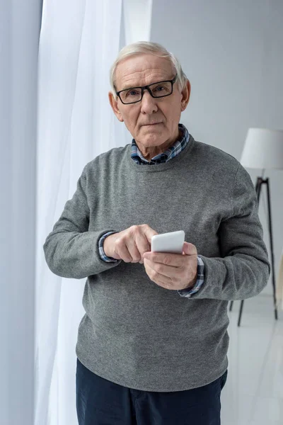 Hombre Mayor Confiado Gafas Con Smartphone — Foto de Stock