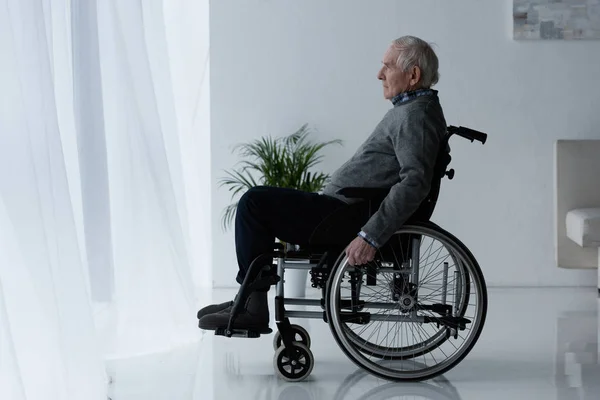 Seniorennachdenklicher Mann Rollstuhl Schaut Ins Fenster — Stockfoto