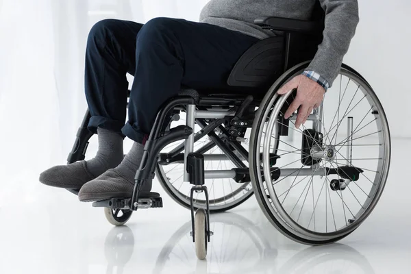 Vue Rapprochée Homme Âgé Main Sur Roue Fauteuil Roulant — Photo