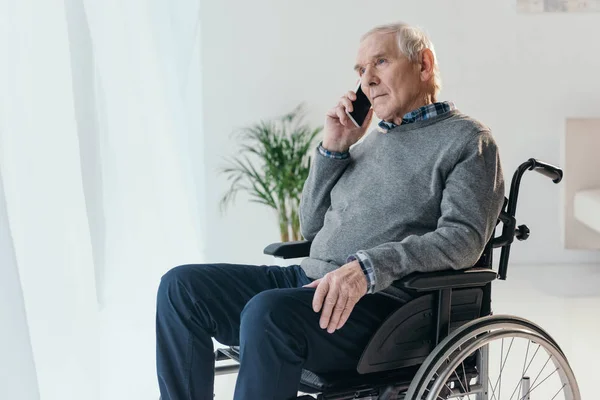 Homme Âgé Fauteuil Roulant Faisant Appel Téléphonique Dans Une Chambre — Photo