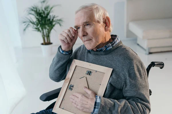 Senior Man Voelt Nostalgische Terwijl Foto Kader — Stockfoto