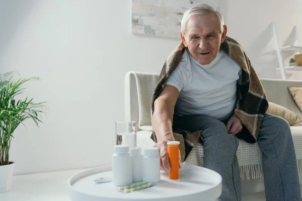 Hombre Enfermo Mayor Cubierto Cuadros Toma Medicamentos Mesa — Foto de Stock