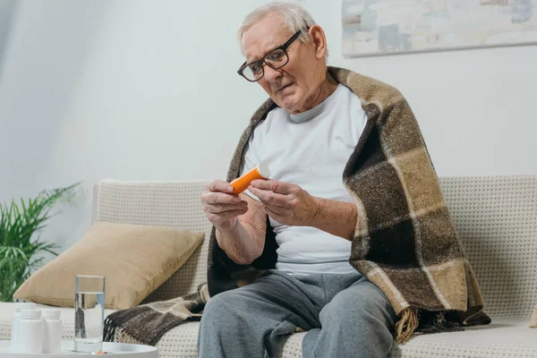 Senior Mit Brille Und Kariertem Blick Auf Tablettenflasche — Stockfoto