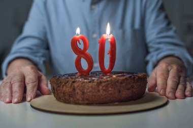 Pasta ile 80 yılını kutlayan ve numara mumlar yanan komuta sizde yakından görmek