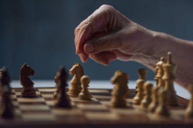 Komuta sizde satranç masa oyunu oynamak görmek
