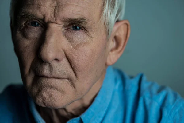 Senior Man Met Droevige Uitdrukking Kreten Camera Kijken — Stockfoto