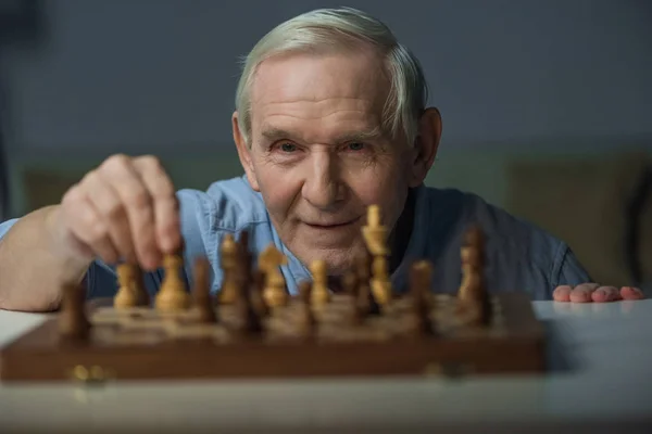 Sênior Sorrindo Homem Jogando Xadrez Jogo Tabuleiro — Fotografia de Stock