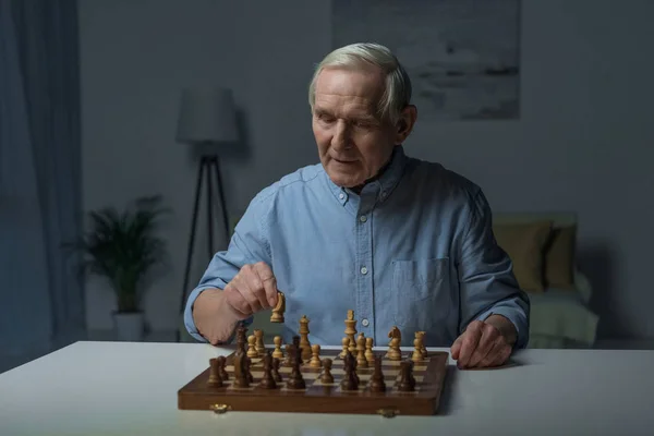 Senior Homem Confiante Jogando Xadrez Jogo Tabuleiro — Fotografia de Stock