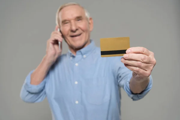 Starší Muž Telefonní Hovor Držení Kreditní Karty Izolované Šedém Pozadí — Stock fotografie