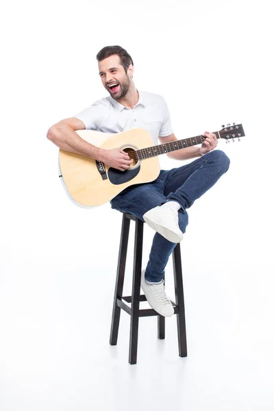 Joven con guitarra - foto de stock