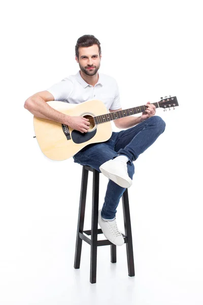 Jeune homme avec guitare — Photo de stock