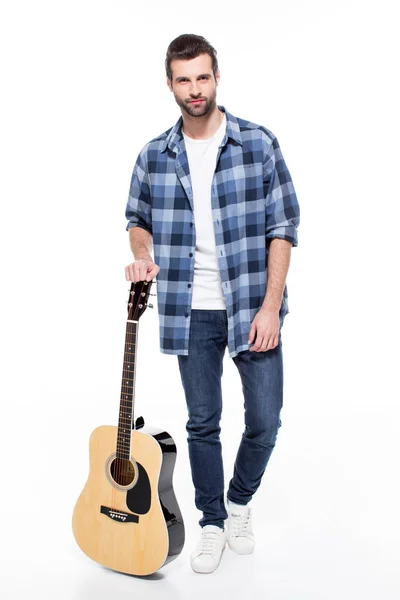 Joven con guitarra - foto de stock