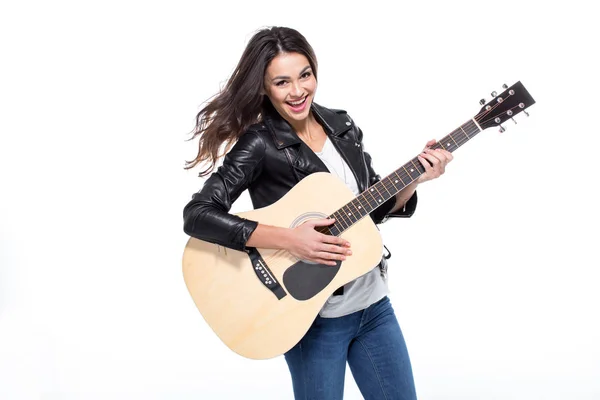 Jeune femme avec guitare — Photo de stock