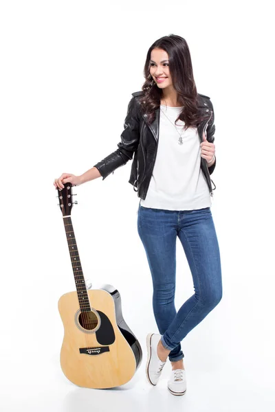 Jeune femme avec guitare — Photo de stock