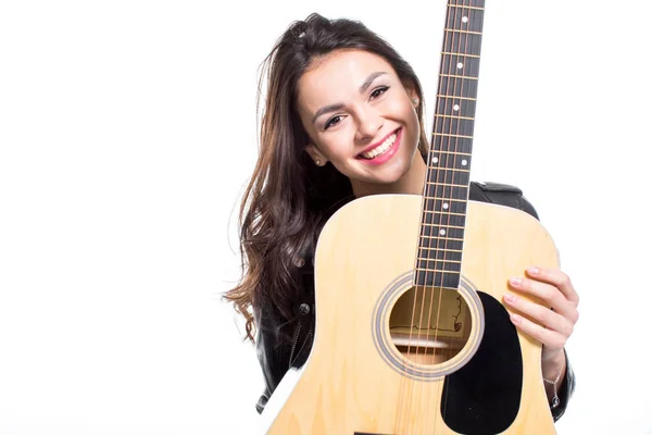 Junge Frau mit Gitarre — Stockfoto