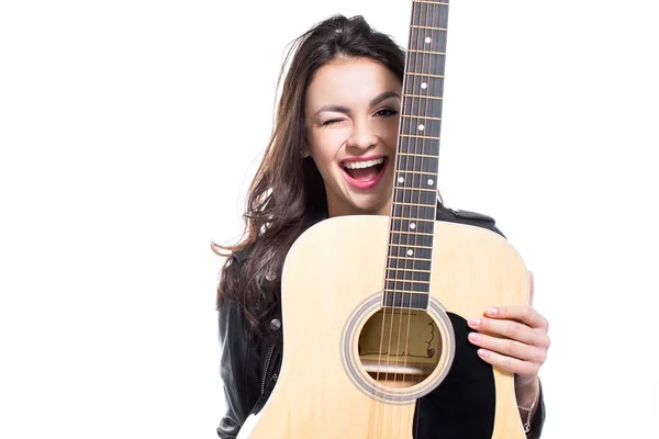 Jeune femme avec guitare — Photo de stock