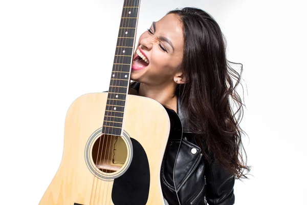Mujer joven con guitarra - foto de stock