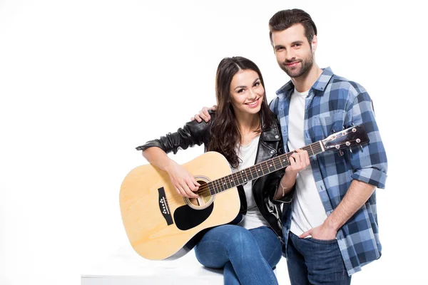 Jovem casal com guitarra — Fotografia de Stock