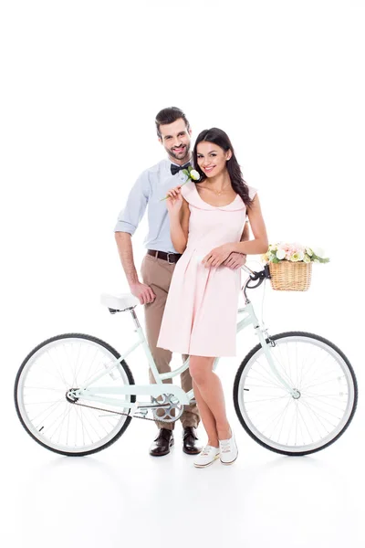 Молодая пара с велосипедом — стоковое фото