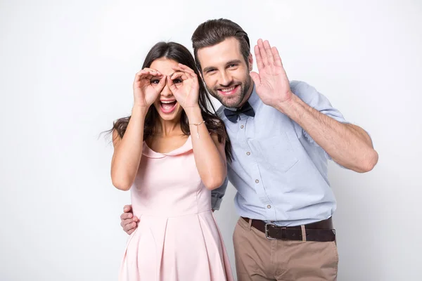 Pareja jugando alrededor - foto de stock