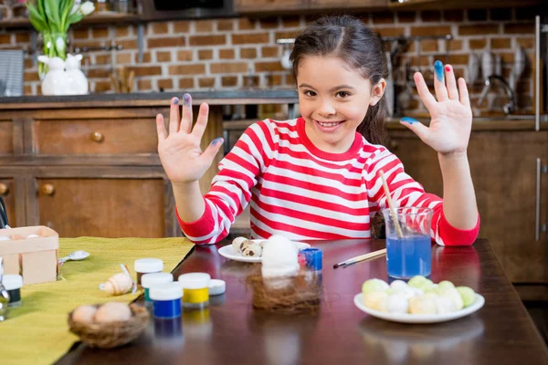 Girl painting easter eggs — Stock Photo