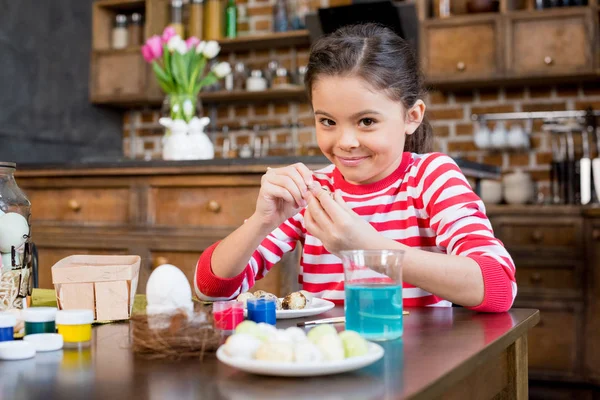 Girl painting easter egg — Stock Photo