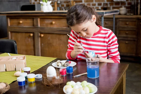 Fille peinture Pâques oeuf — Photo de stock